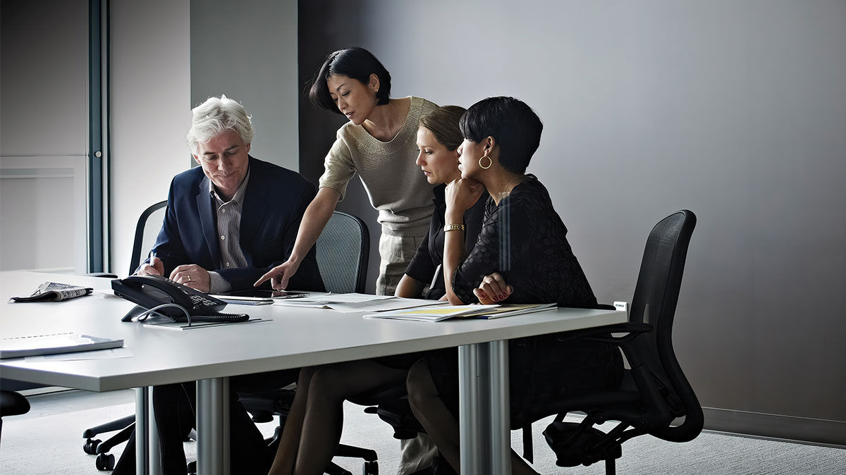 Personne debout durant une réunion