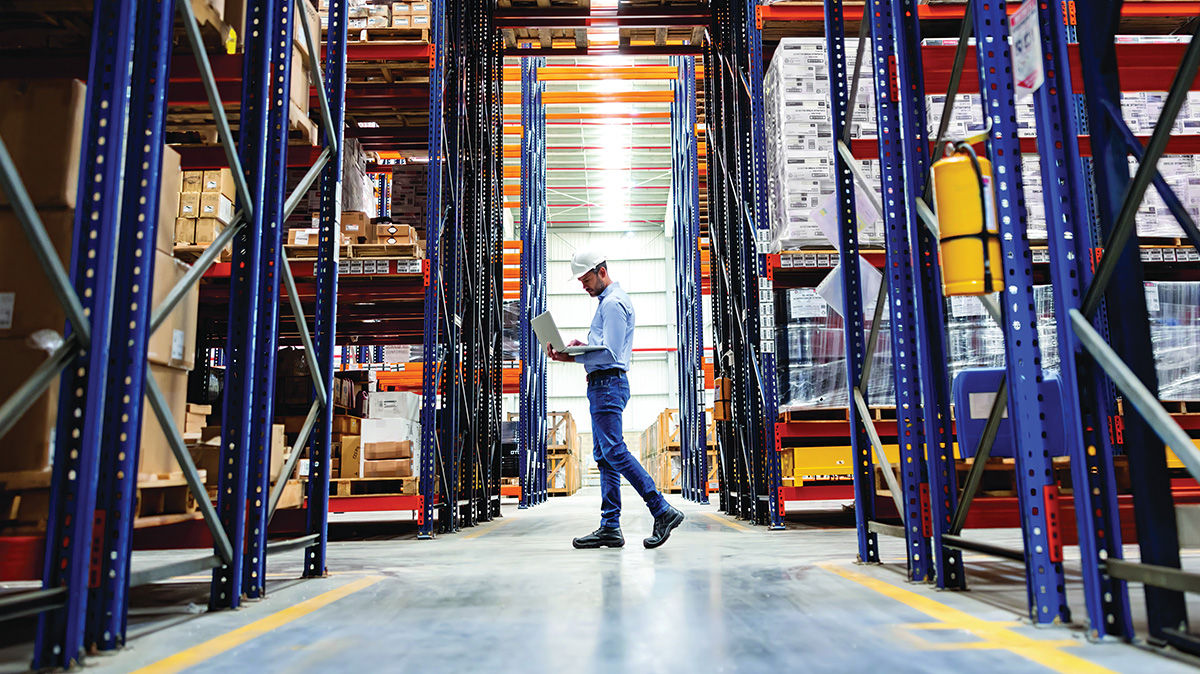 Des ouvriers inspectant une machine