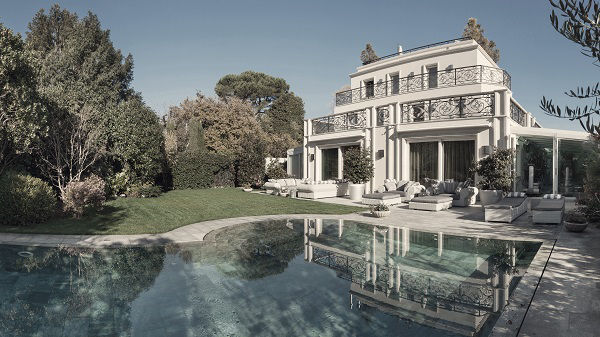 Old couple signing documents with an expert claims advisor 