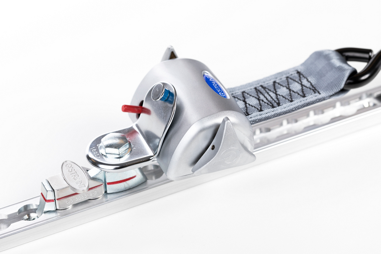 Q'straint retractors