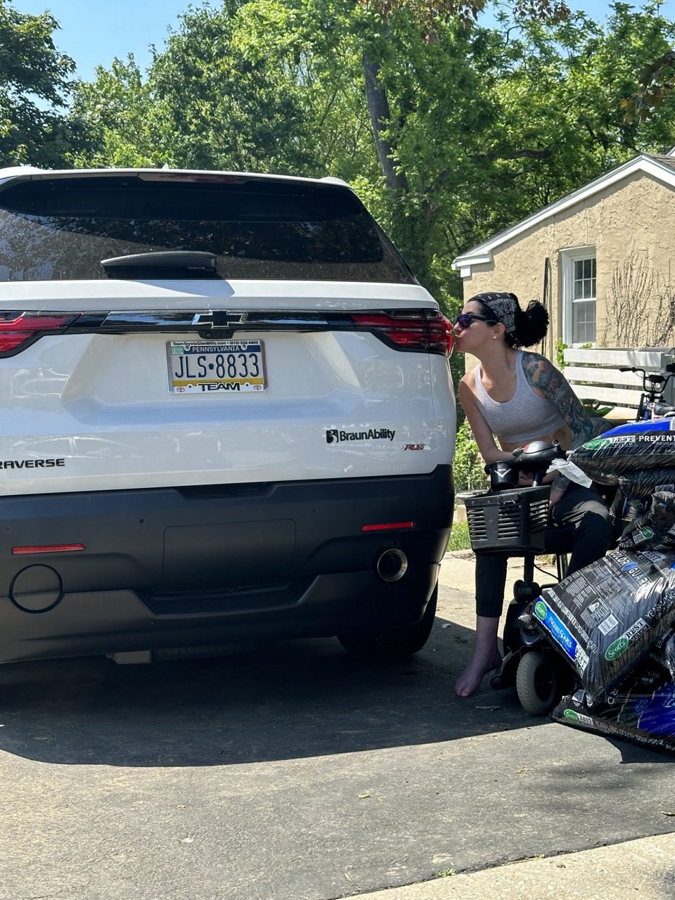 Scarduzio kissing car