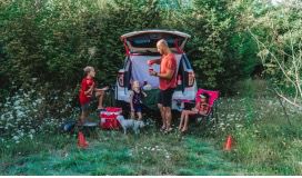 Family tailgating out of SUV
