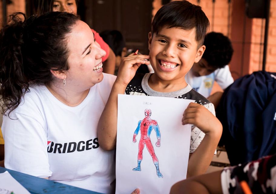 Niño feliz con dibujo de Spider-Man