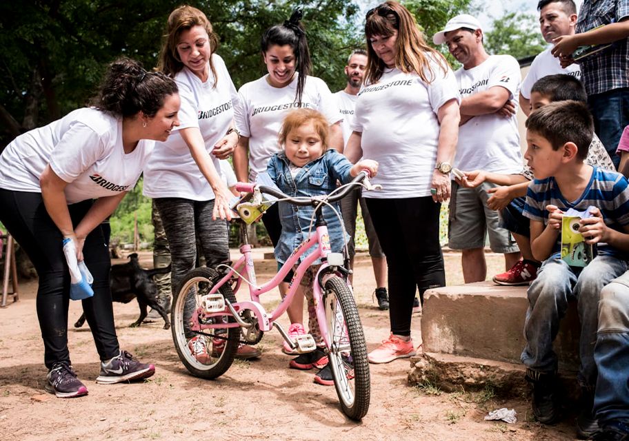 Niña pequeña con una bici