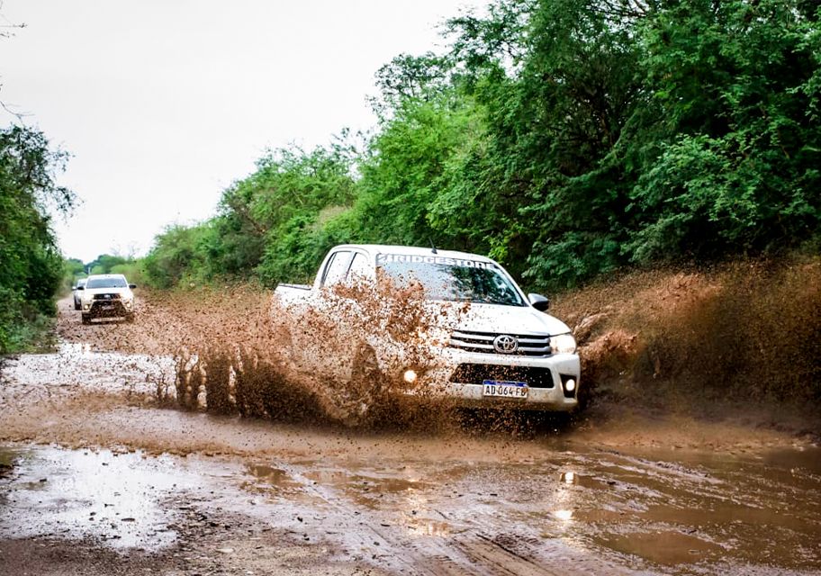 Camioneta pasando sobre lodo