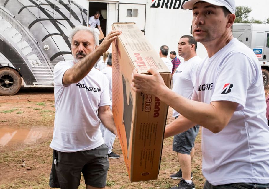 Señores cargando cajas de donaciones