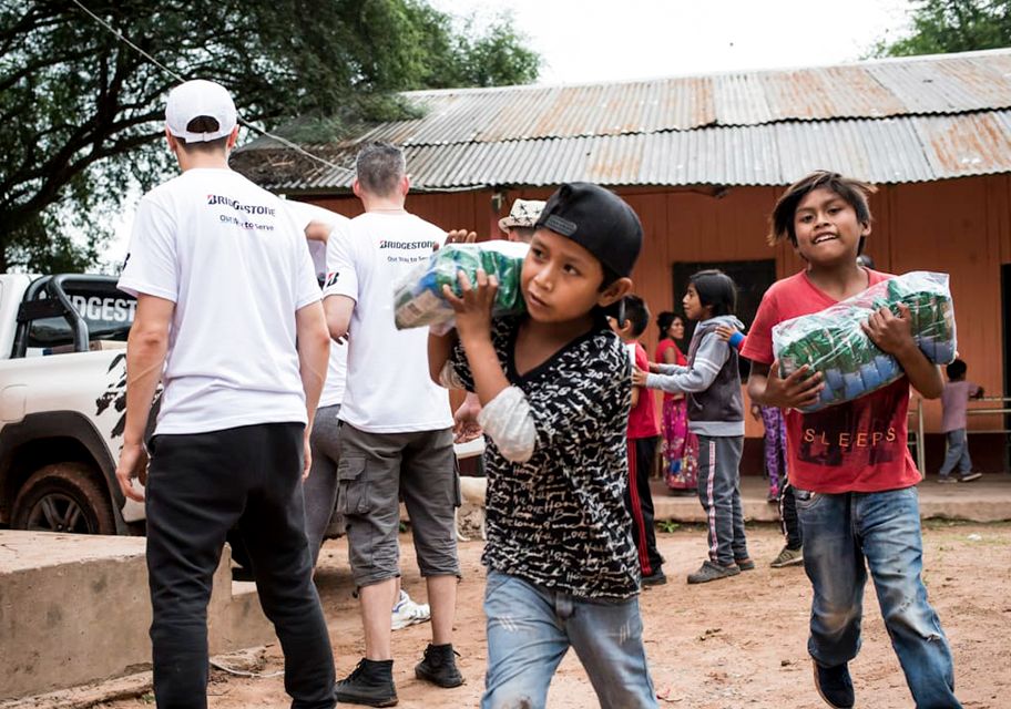 Niños recibiendo donaciones