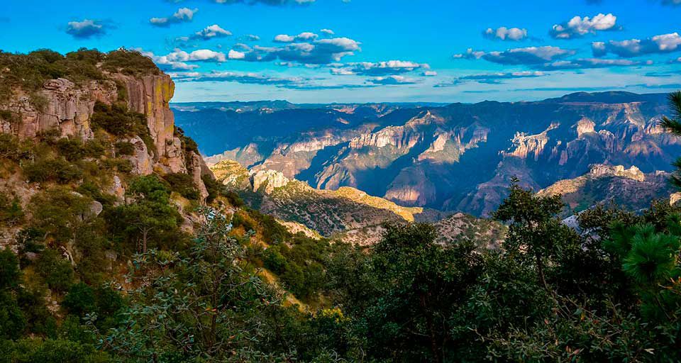  Paisaje montañoso y arbolado en el estado de Chihuahua