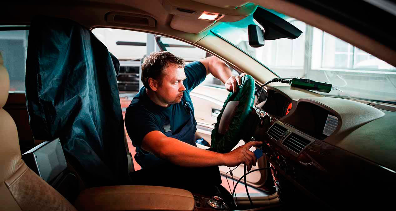 Técnico revisando carro