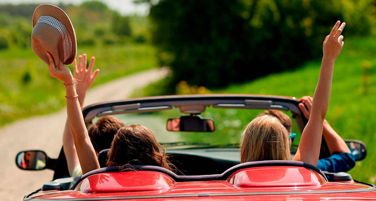 Personas en un carro disfrutando de la música