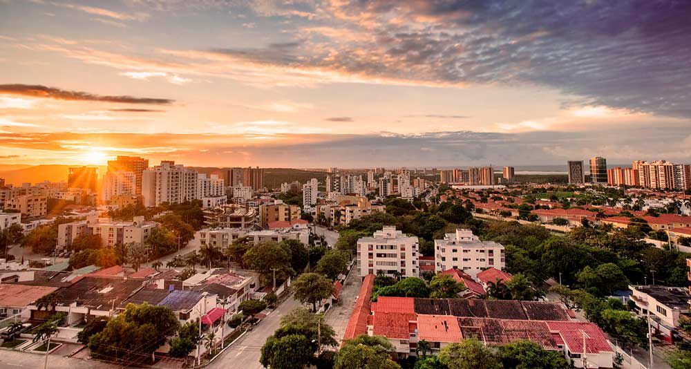 Ciudad grande con edificios y casas de techos rojos como en estados como Guadalajara y  Monterrey