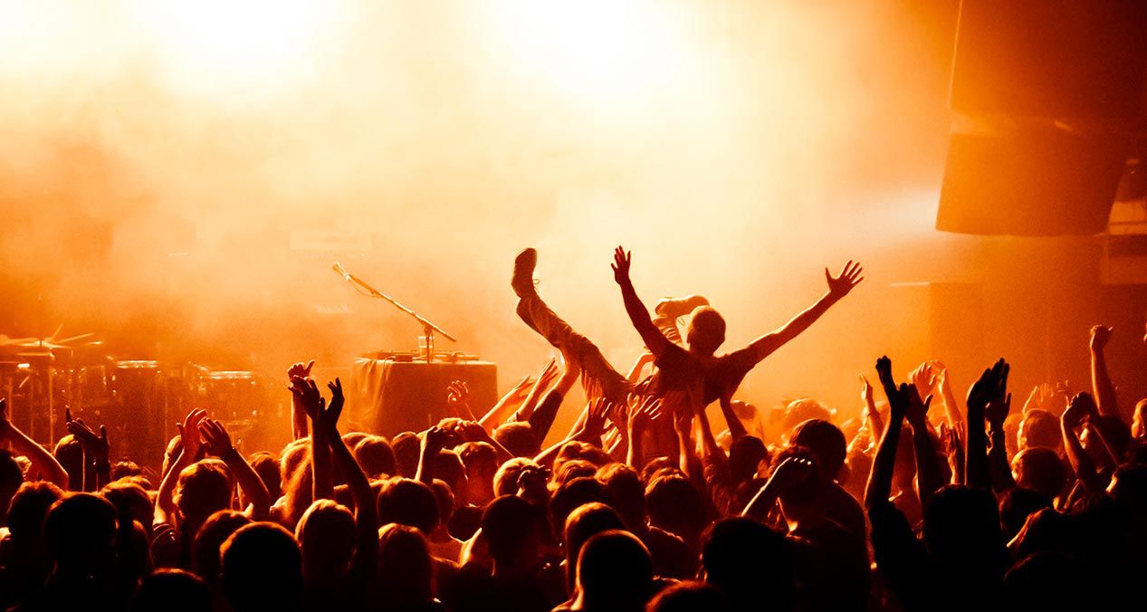 Multitud alzando a un artista en un concierto