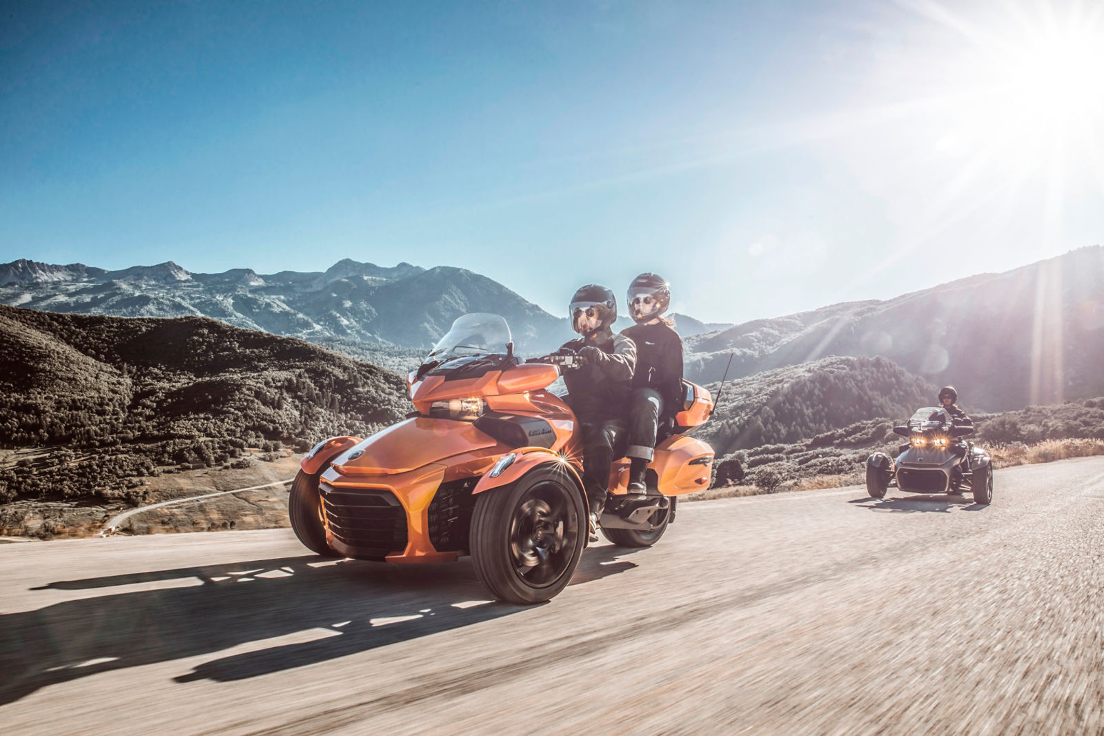 Casal pilotando um Can-Am Spyder