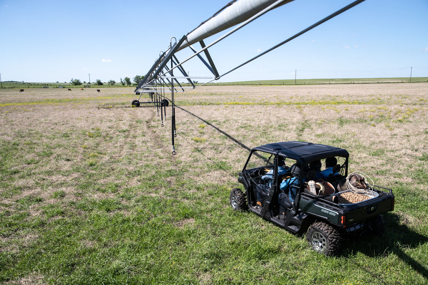 Seis pessoas percorrendo uma fazenda em um UTV Can-Am Defender MAX de 6 lugares