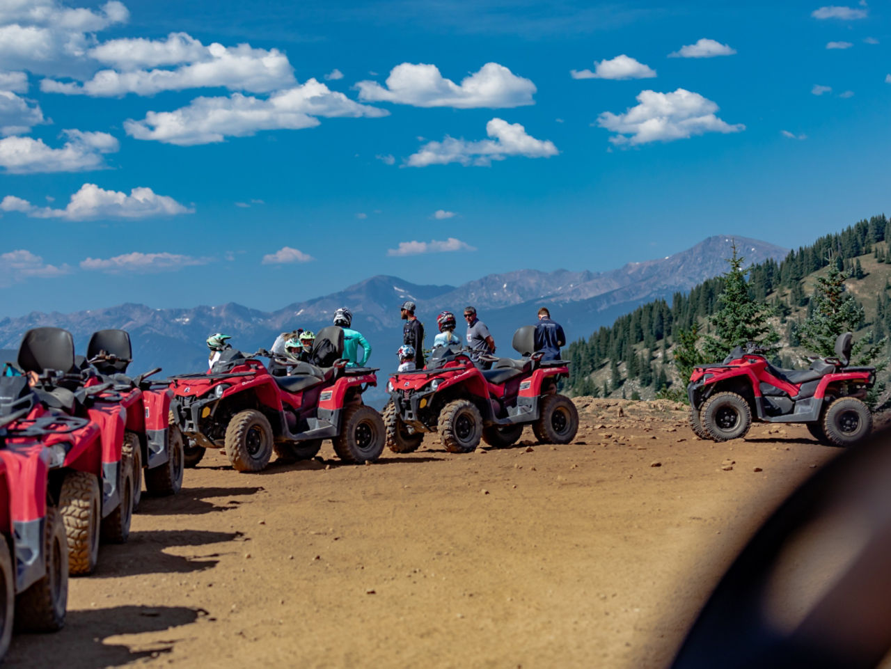 Groupe à bord d’un VTT au sommet de la montagne