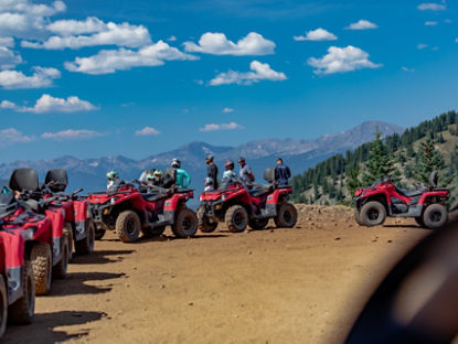 Groupe à bord d’un VTT au sommet de la montagne