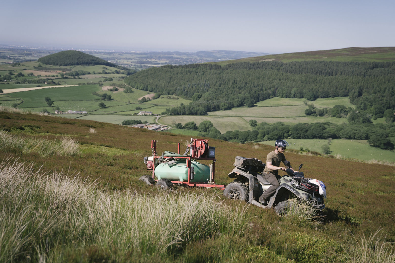 Un ATV en una colina arrastrando un remolque