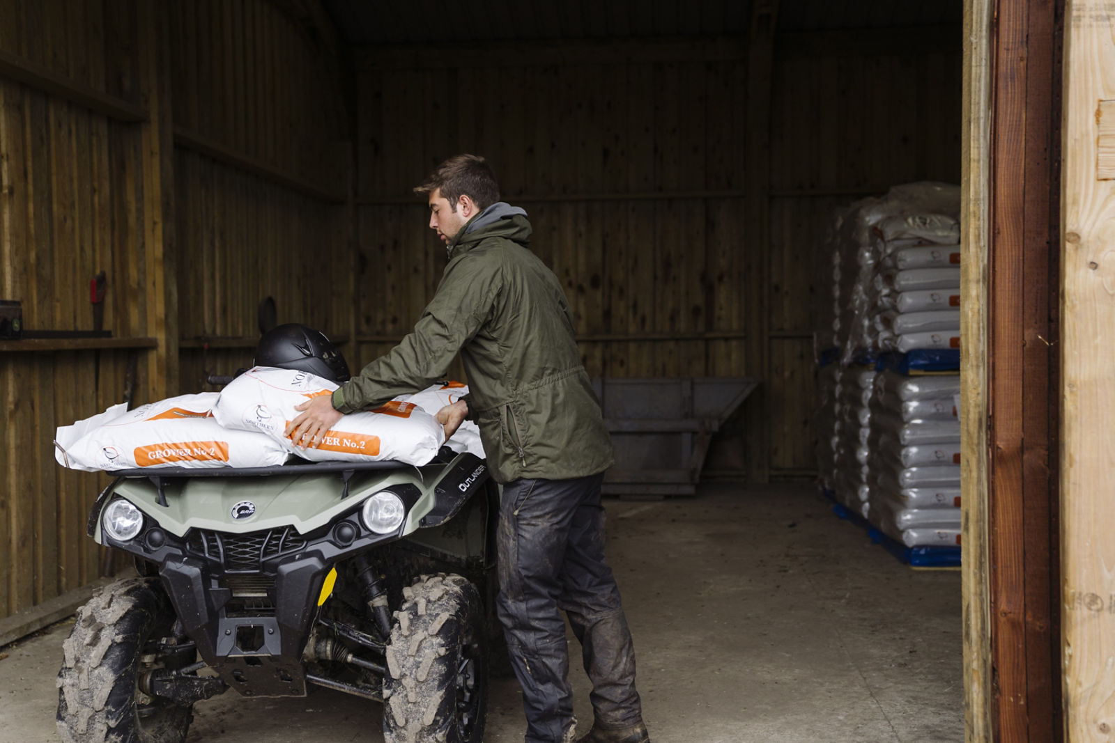 Un homme chargeant son ATV