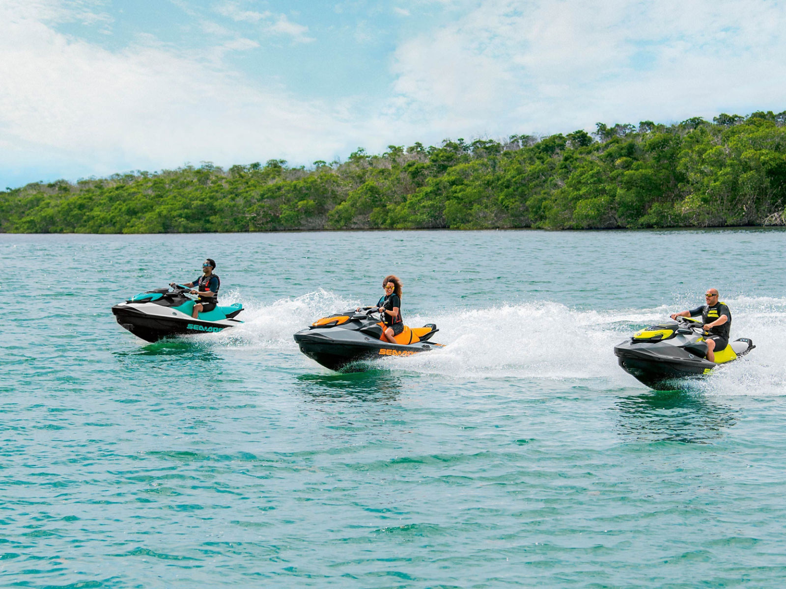 Amigos conduciendo una Sea-Doo