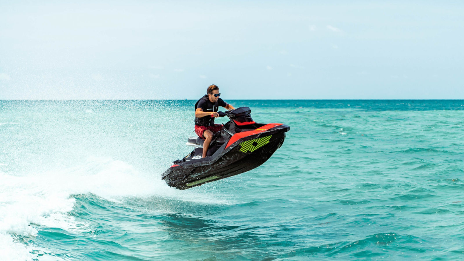 Mann springt auf einem Sea-Doo SPARK TRIXX über Wellen