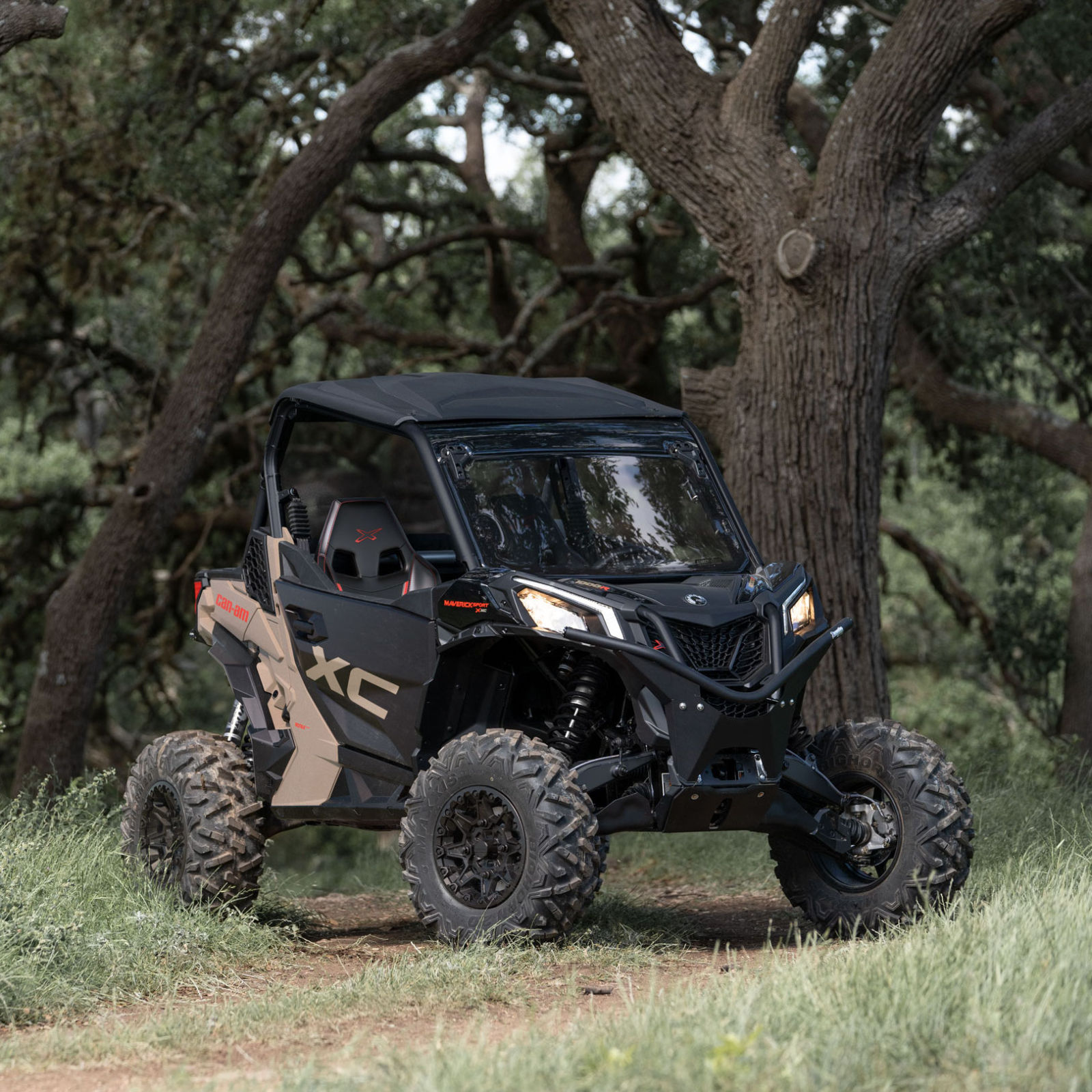 Can-Am Maverick X3 levantando nubes de polvo en un entorno desértico