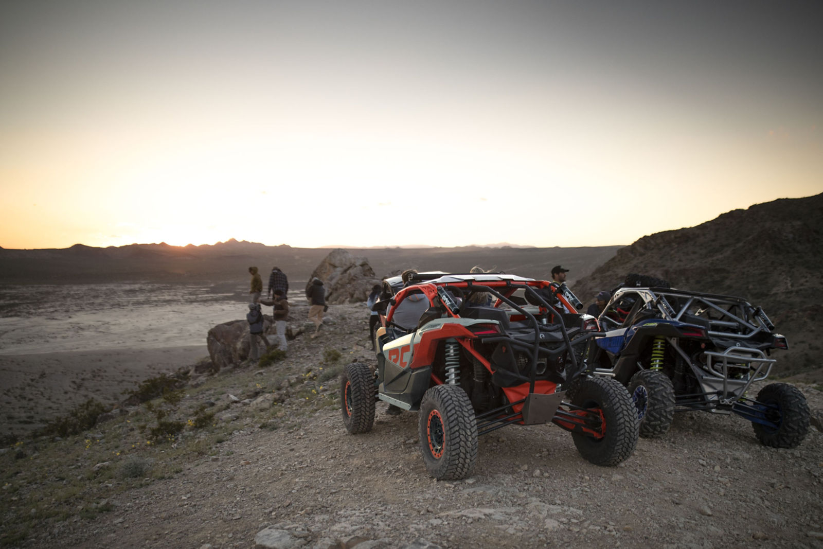 Un Can-Am Maverick X3 que corre en el desierto