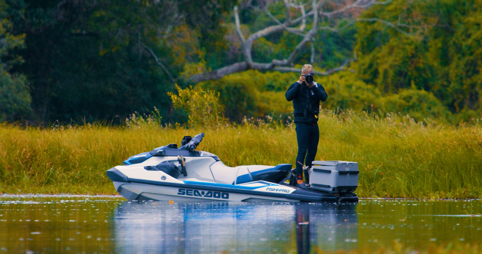 Fotógrafo em pé no Sea-Doo