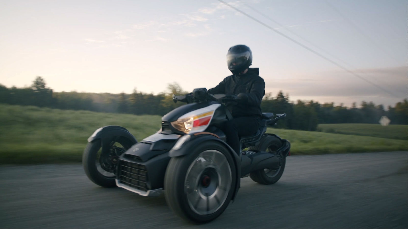 Ryker circulant sur une route de campagne