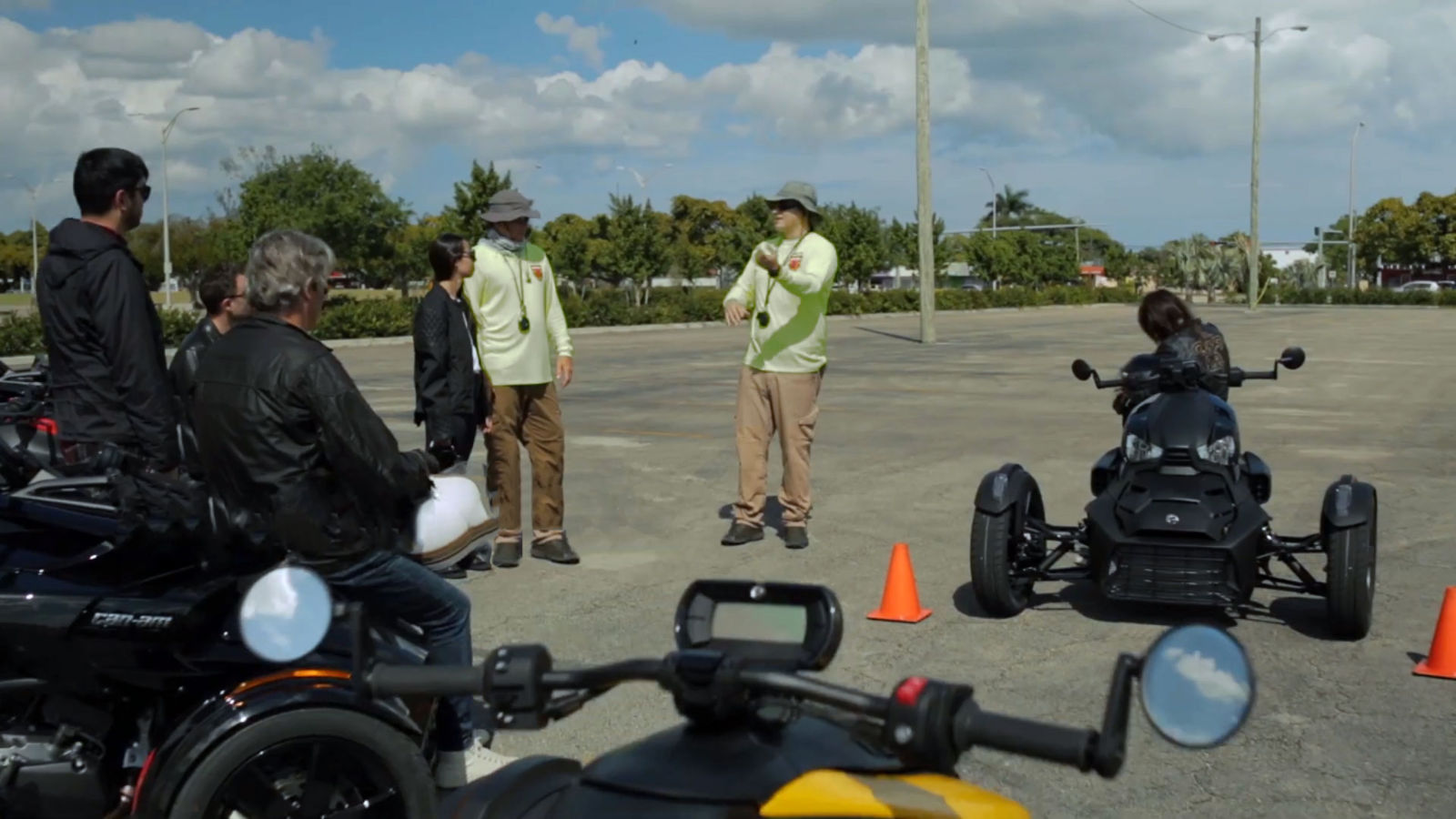 Instructeur avec élèves sur circuit