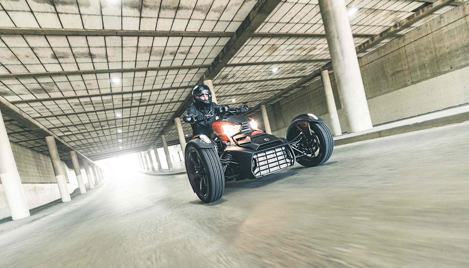 Ryker circulant sur une route urbaine