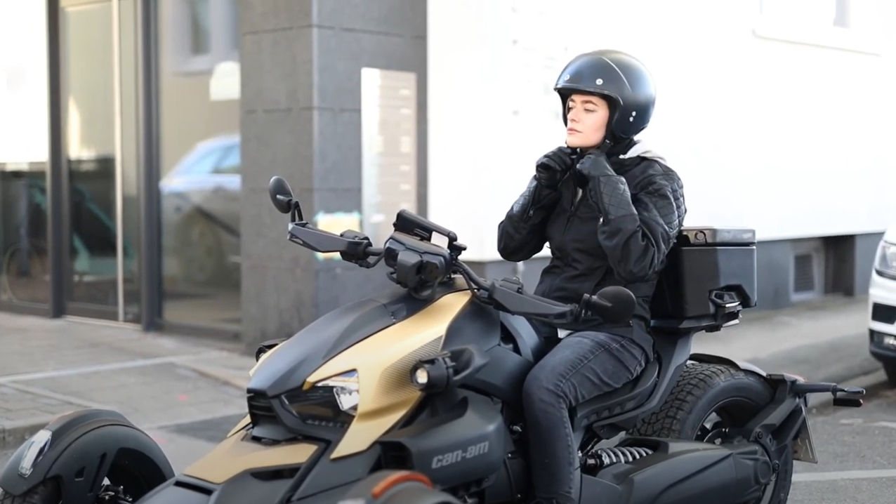 Mia auf ihrem Can-Am Ryker Rally