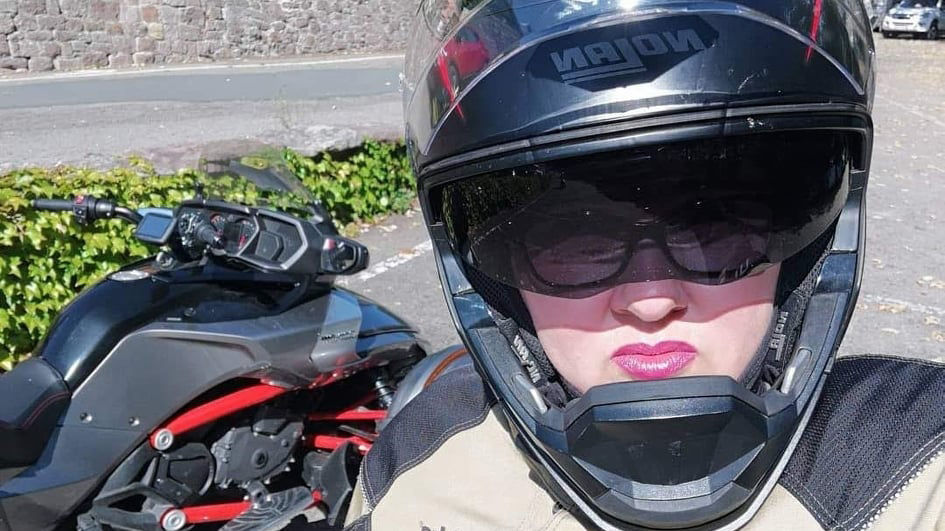 Tanja auf ihrem Can-Am Spyder F3