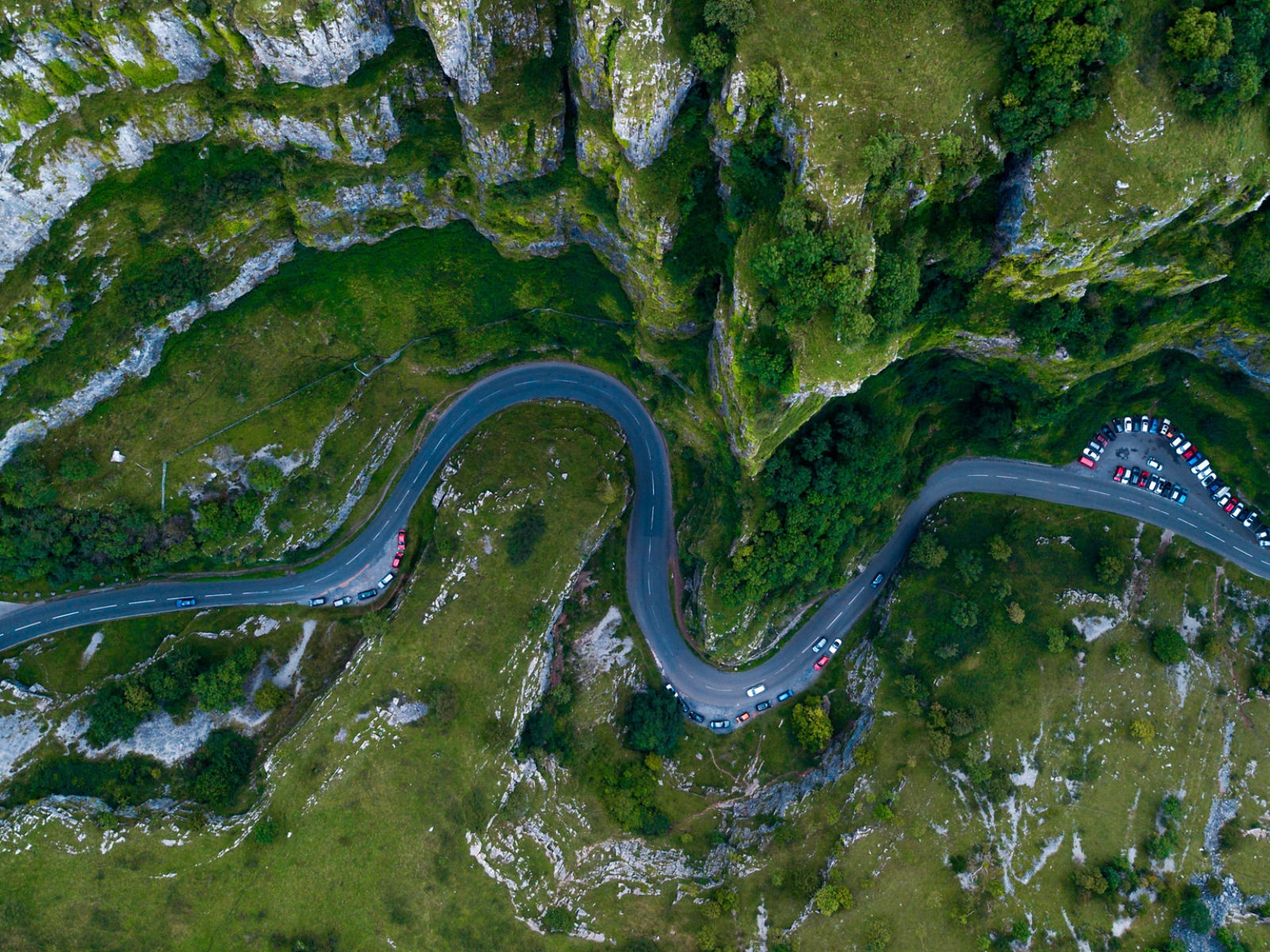 Homem colocando o capacete ao lado do seu Can-Am Spyder