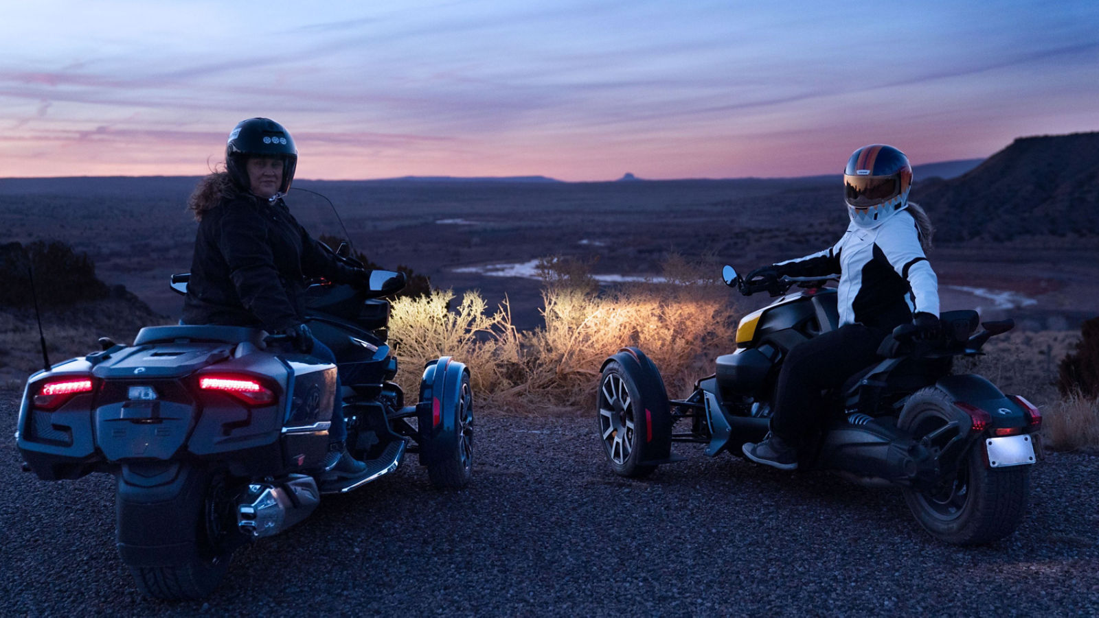 Zwei Fahrer, die in der Abenddämmerung die Landschaft betrachten