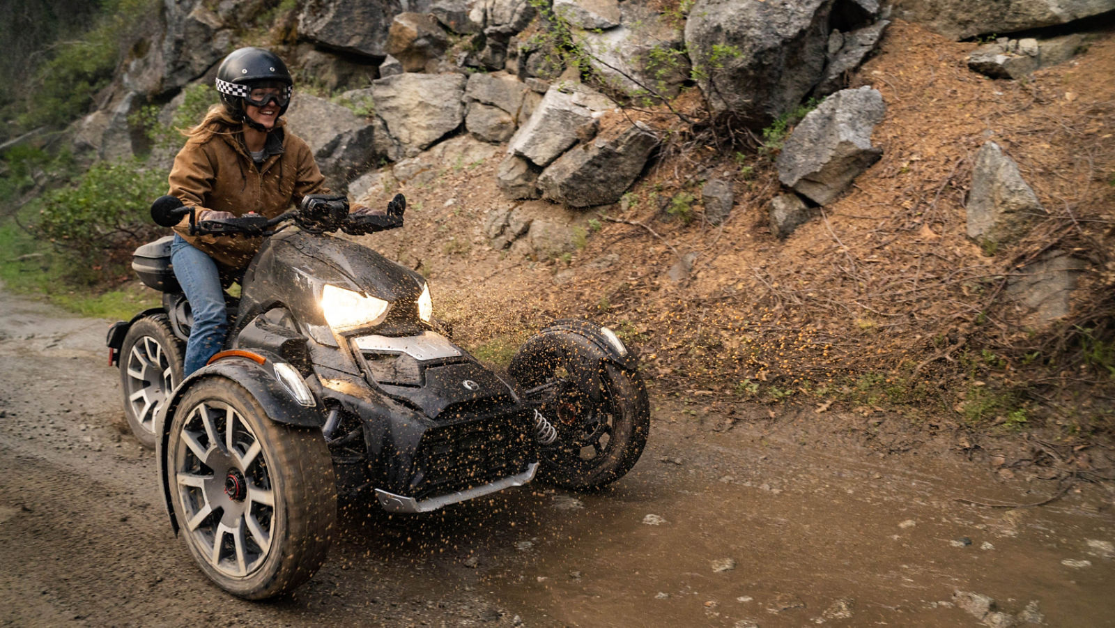 Femme conduisant sur un sentier hors route