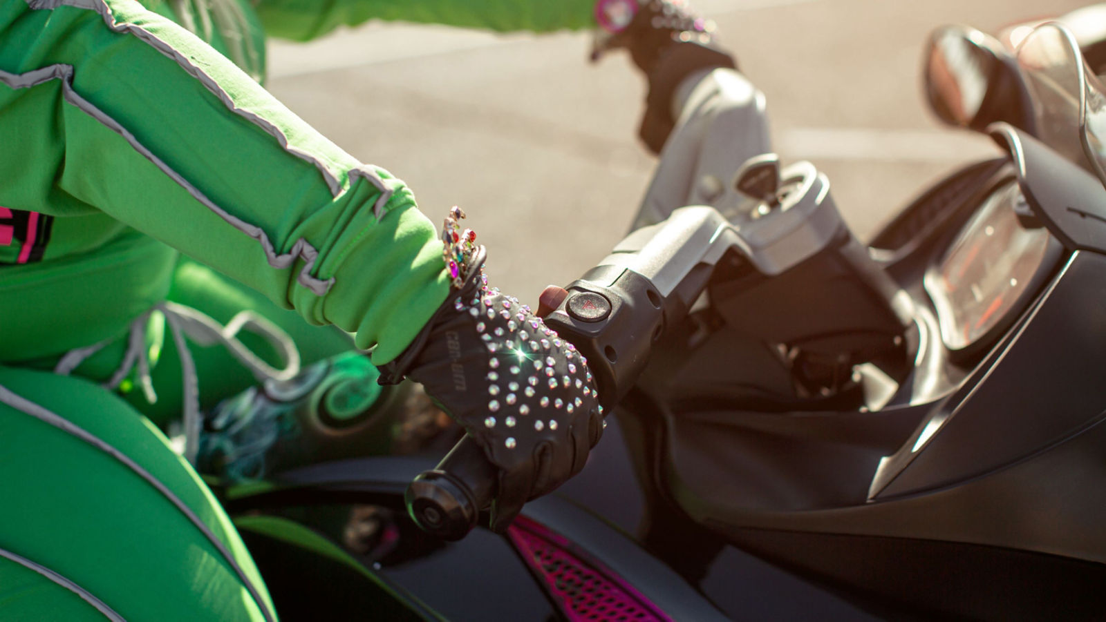 Handschuh an den Griffen eines Fahrzeugs