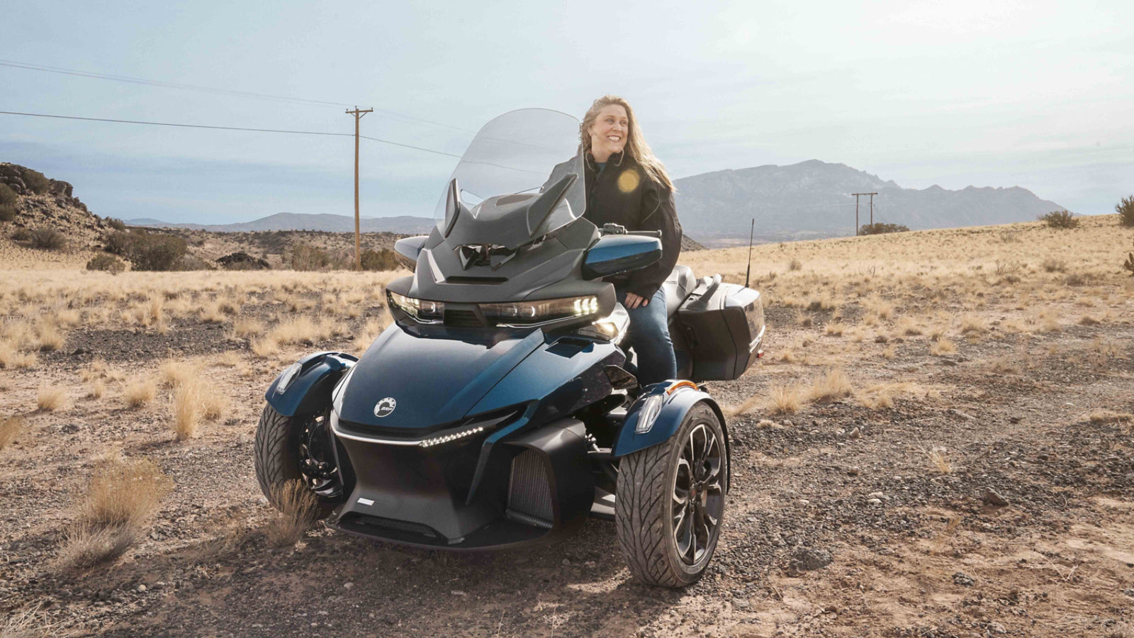 Frau auf einem Can-Am Spyder RT