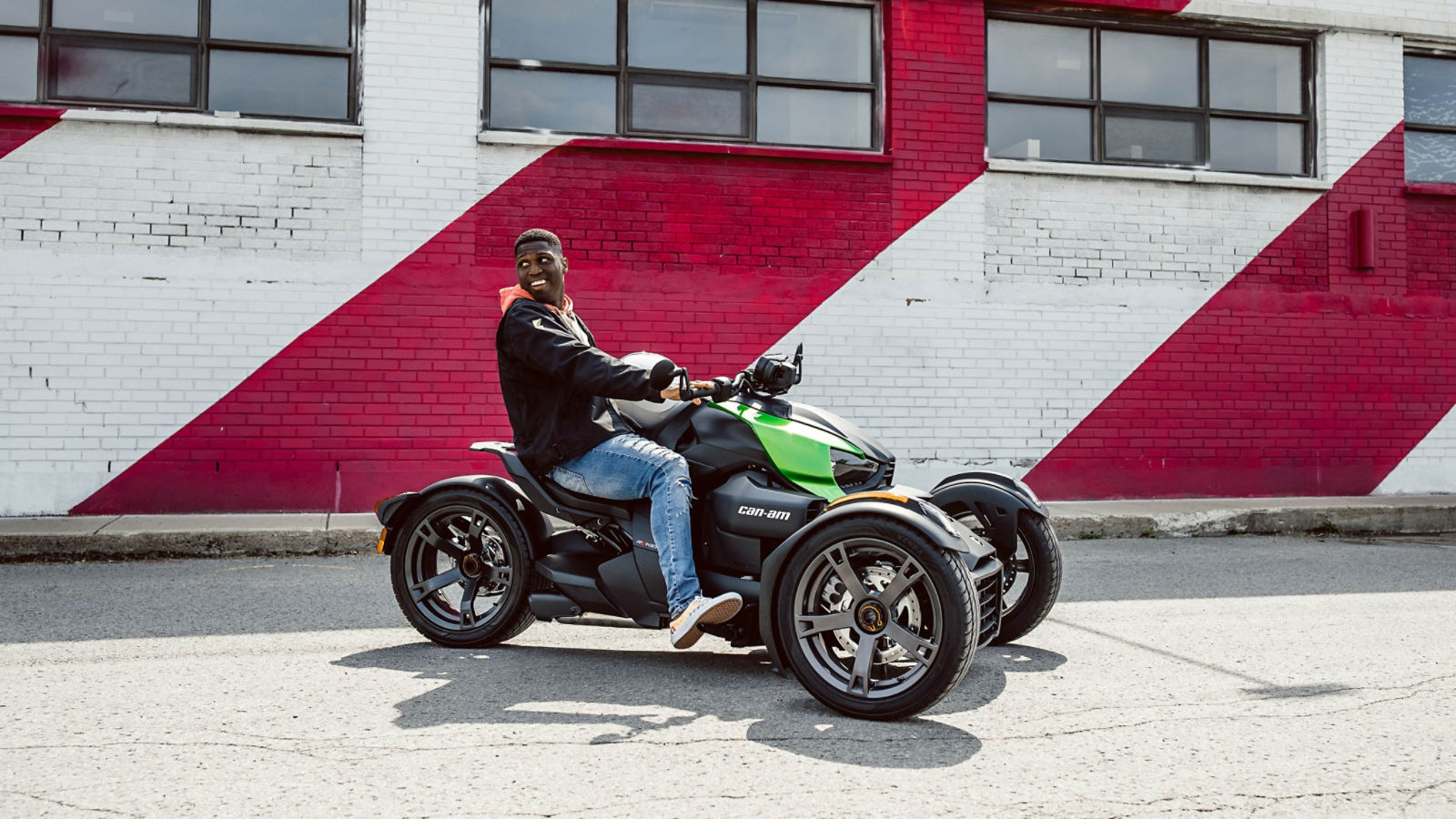 Hombre sentado y sonriendo en su Can-Am Ryker