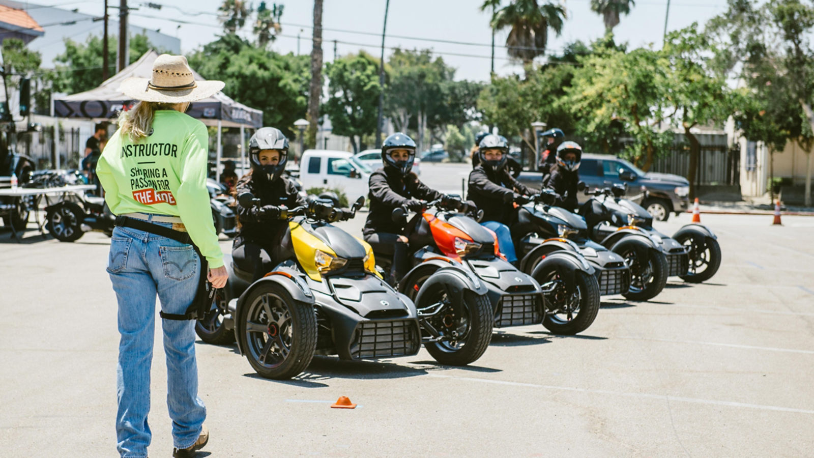 Instructrice de cours de conduite avec trois conducteurs Can-Am Ryker