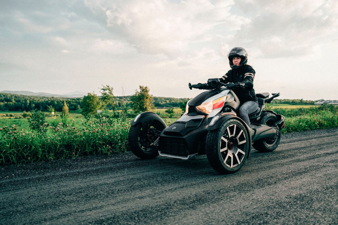 Frau auf einem Can-Am Ryker