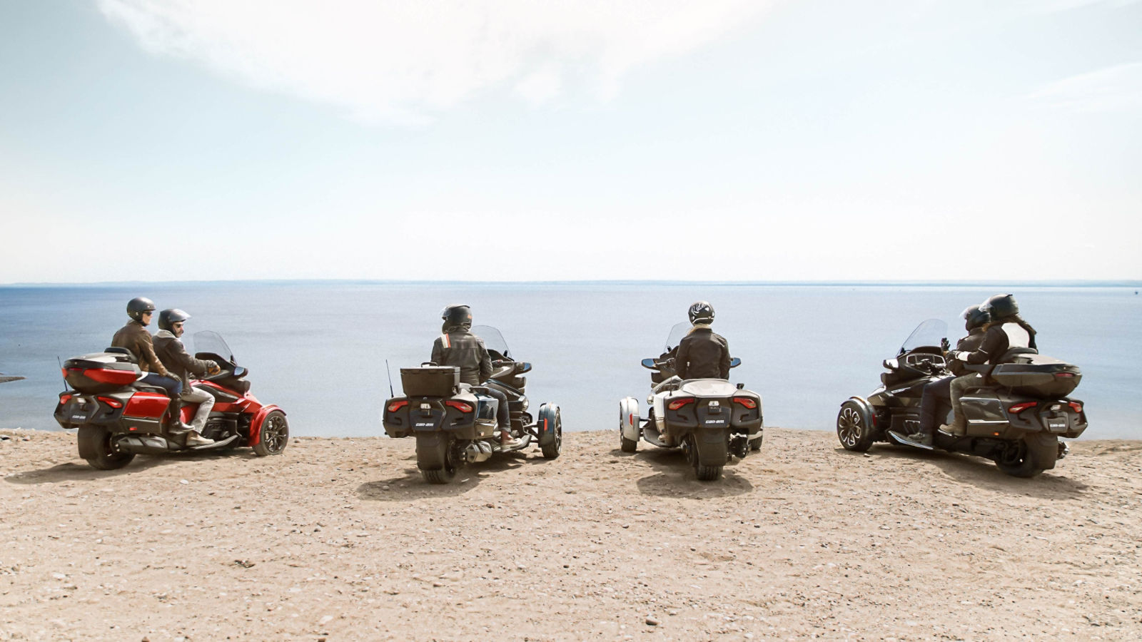 Grupo de pilotos frente al mar