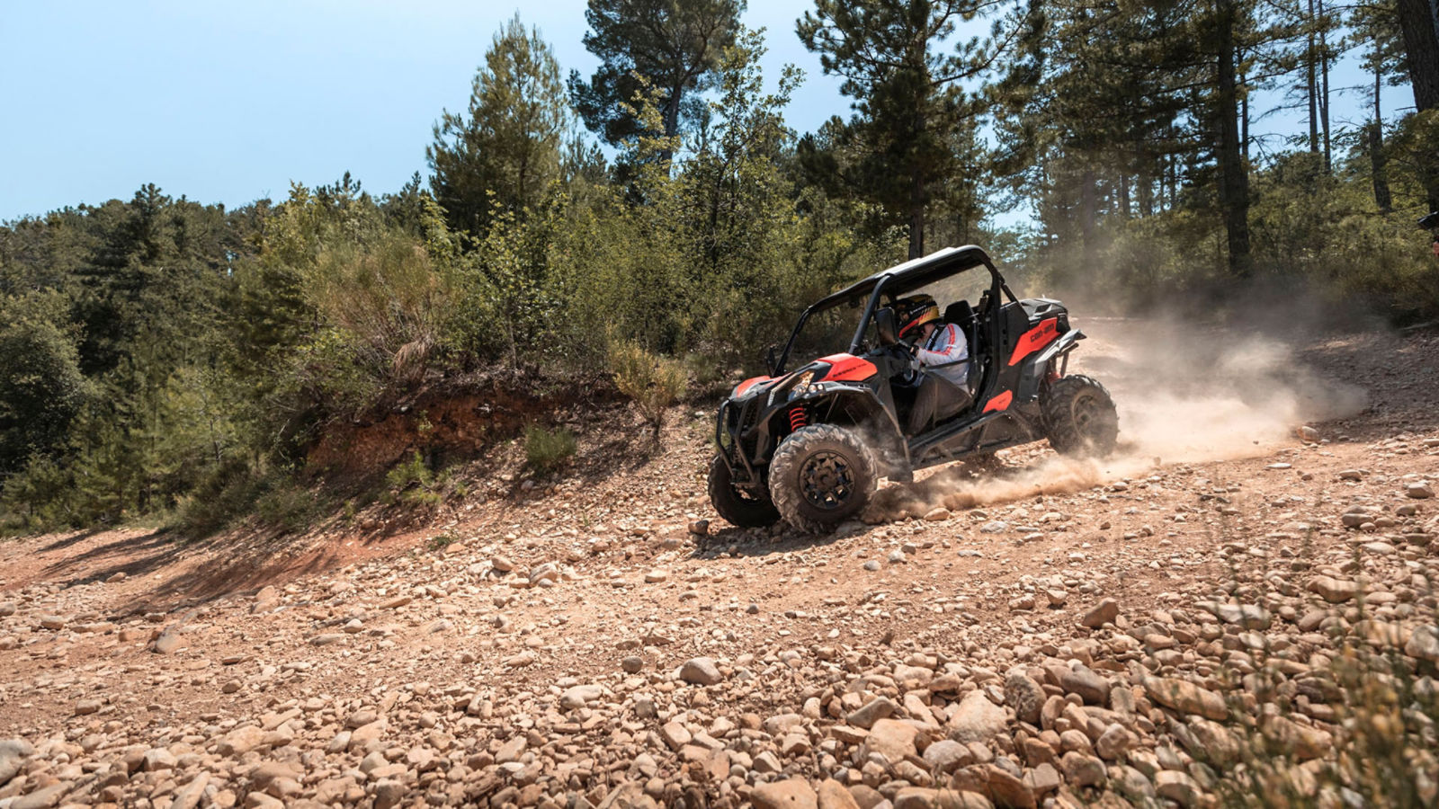 Un vehículo Can-Am Off-Road corriendo por un camino de tierra