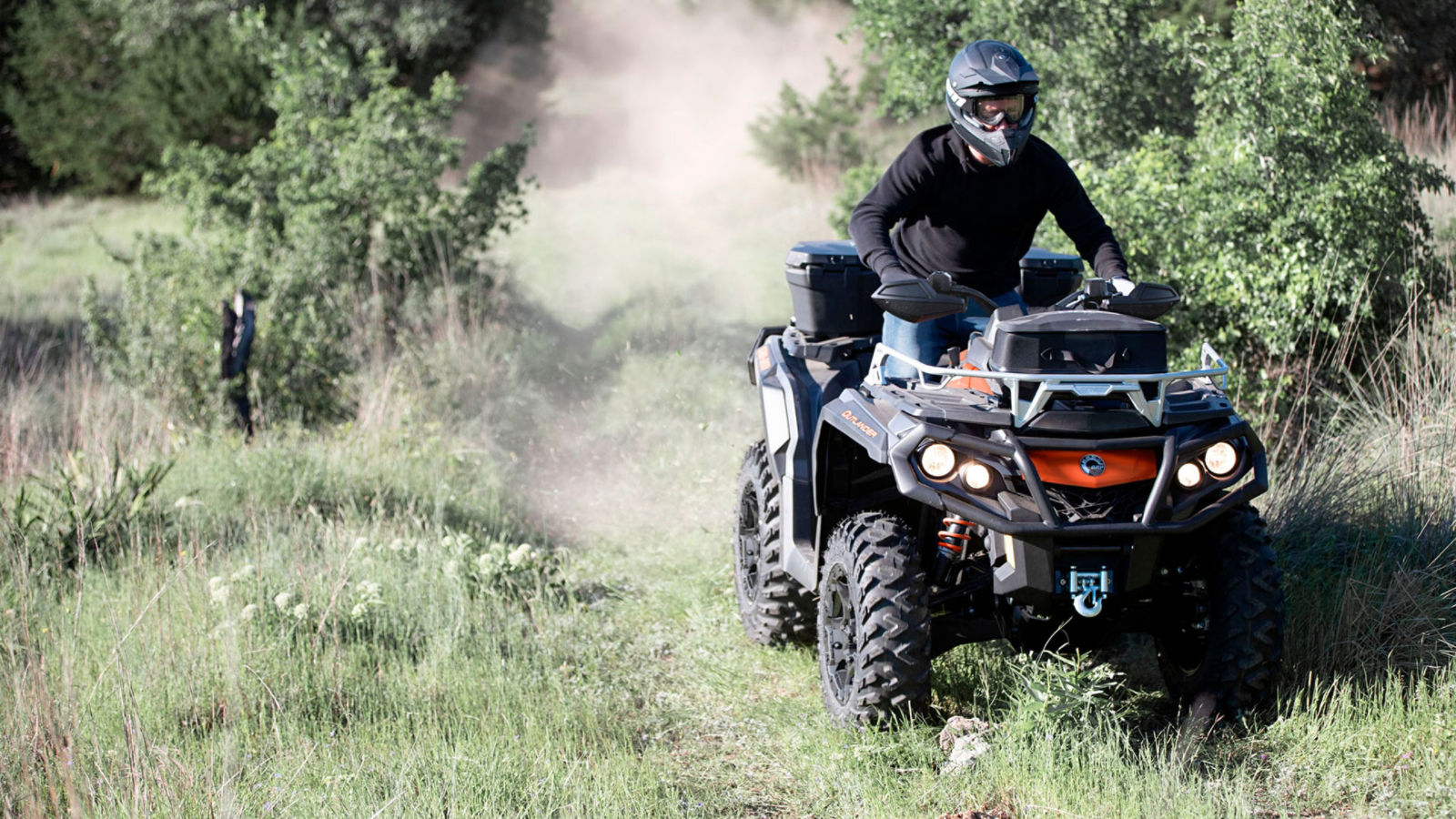 Un conductor en su vehículo Can-Am ATV en un campo