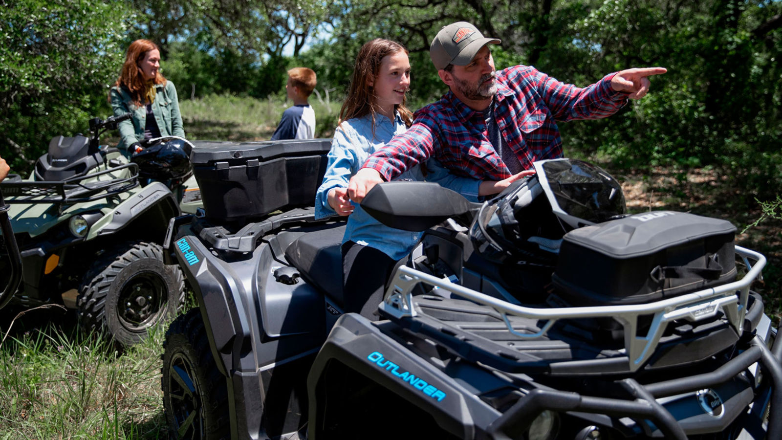 Una familia con vehículos Can-Am Off-Road