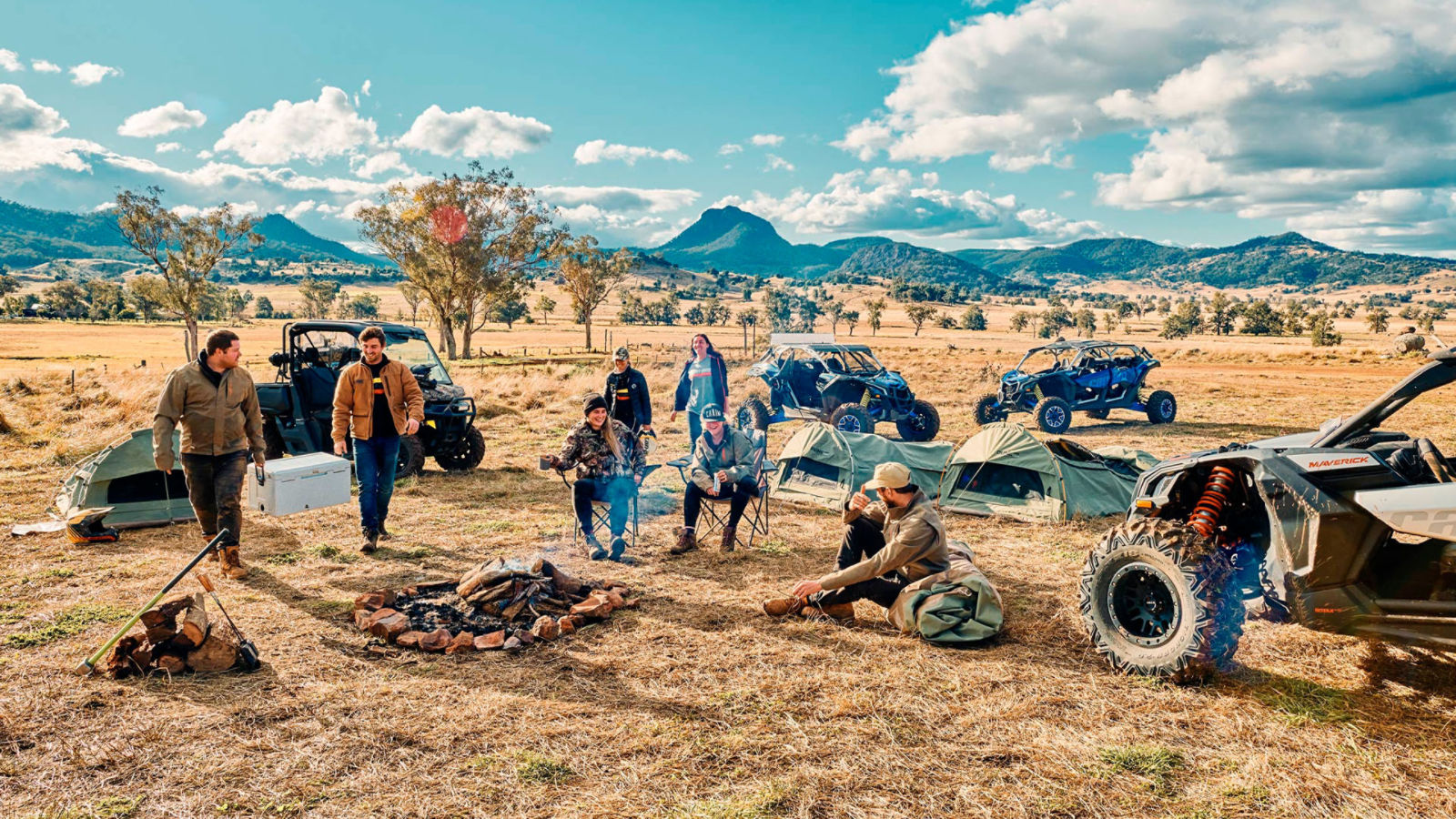 Un grupo de campistas y vehículos Can-Am Off-Road