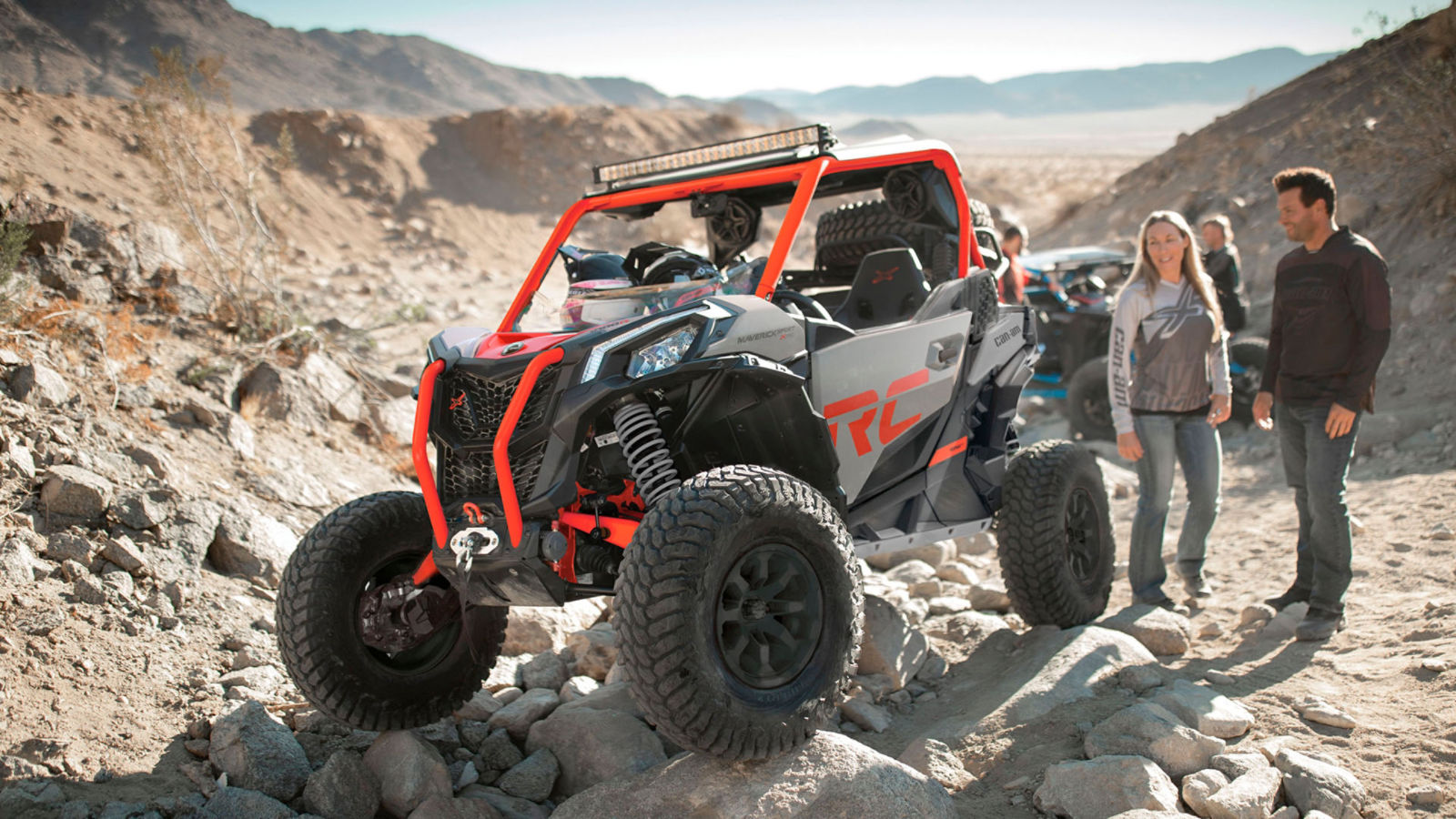 Un vehículo Can-Am Off-Road en terreno rocoso