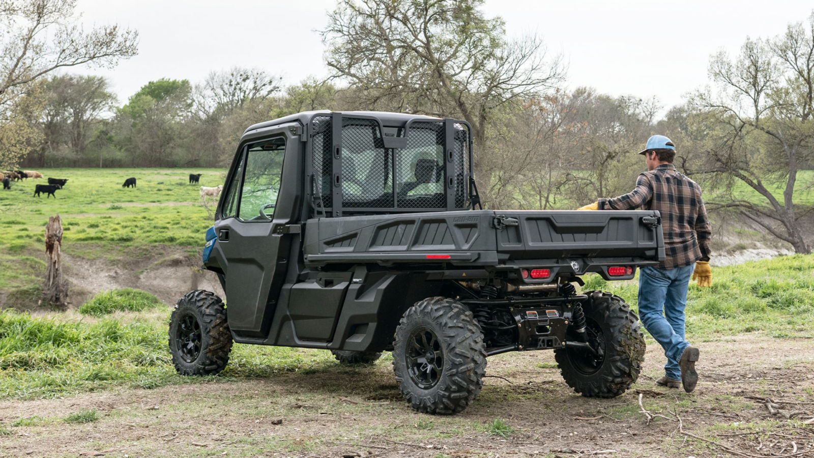 Un granjero con su vehículo Can-Am Off-Road