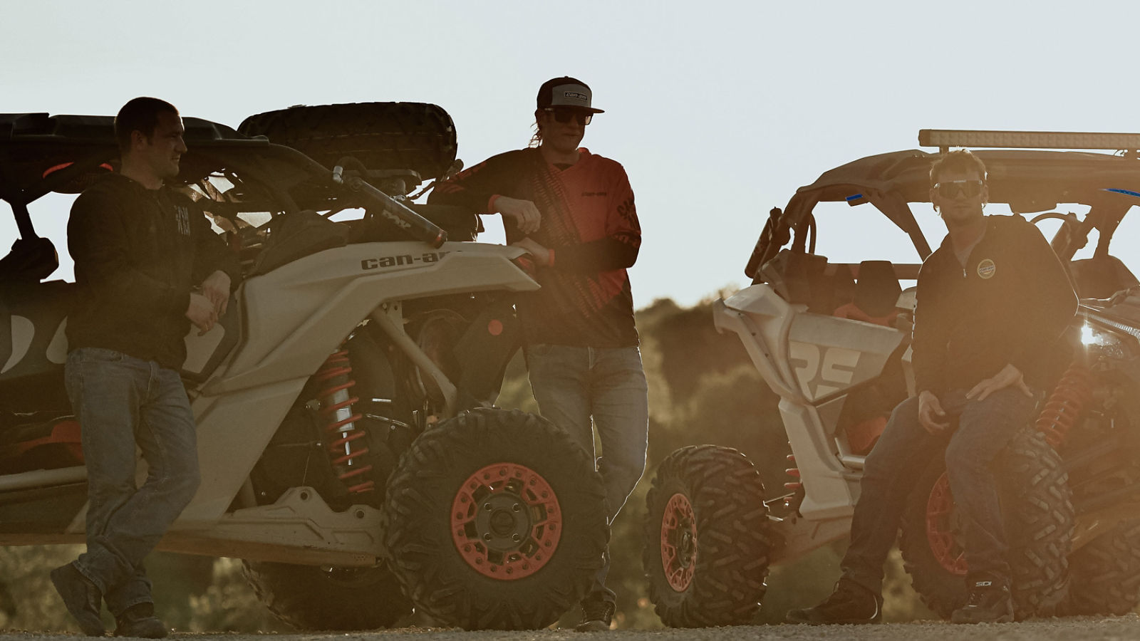2 Can-Am Maverick X3 estacionados con pasajeros