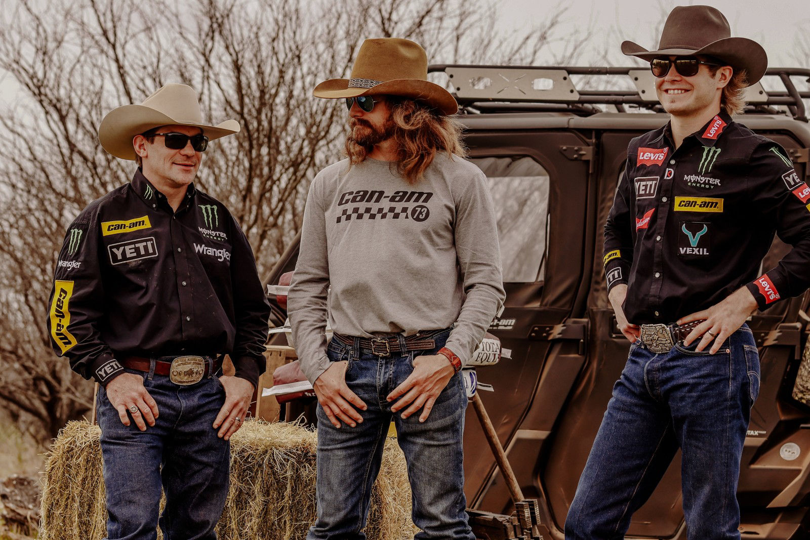 Vaqueros riendo cerca de un Can-Am Defender