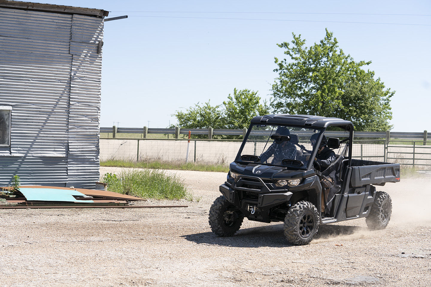 Can-Am side-by-side Traxter auf einem Feld